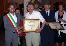 Giuseppe Fornero, Alpino reduce di Russia, e suo figlio Adriano mentre riceve le targhe di benemerenza della Città, nell'estate del 2013 dal sindaco Luca Gosso